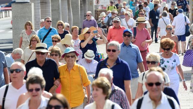 Turistas-extranjeros-paseo-capital-grancanaria_EDIIMA20170325_0393_5